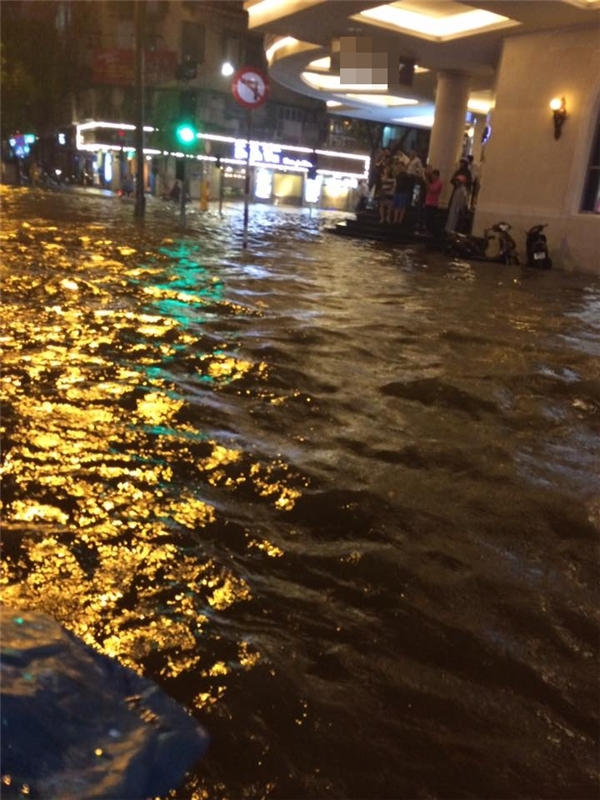 Hà Nội tiếp tục ngập lụt đến 0,3m sau mưa lớn chiều nay