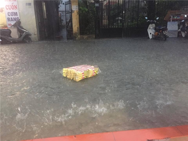Hà Nội tiếp tục ngập lụt đến 0,3m sau mưa lớn chiều nay