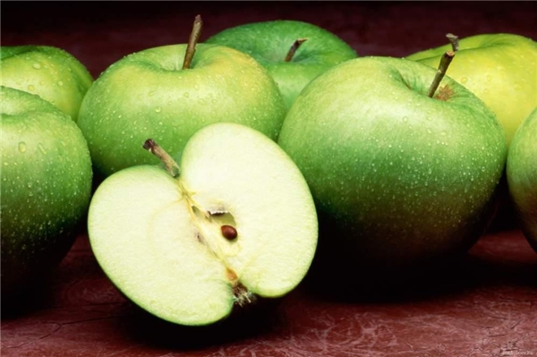 Ăn táo rất tốt cho sức khỏe của chúng ta.