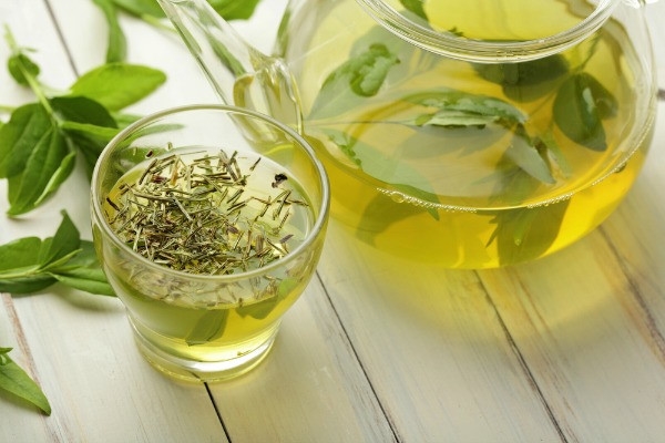Uống trà xanh hàng ngày mang lại nhiều lợi ích.
