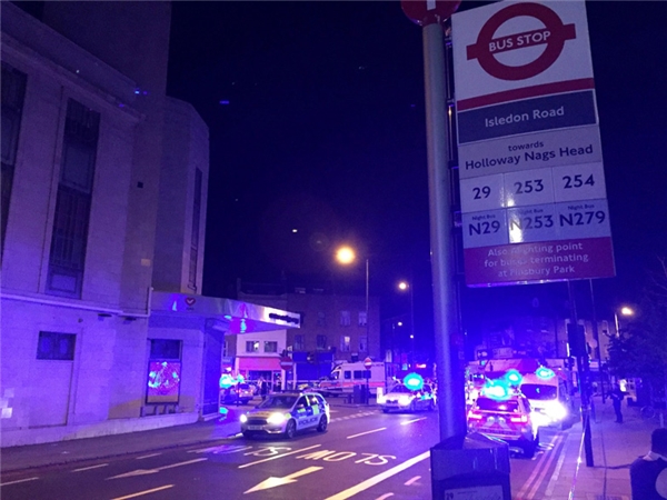 Xe tải đâm vào đoàn người cầu nguyện ở London, một người bị bắt giữ