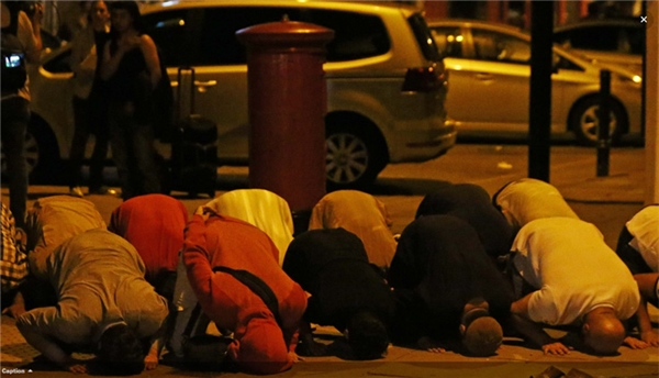 
Họ đang trên đường về nhà sau khi rời khỏi buổi cầu nguyện đêm khuya trong tháng lễ Ramadan.