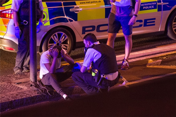 Xe tải đâm vào đoàn người cầu nguyện ở London, một người bị bắt giữ