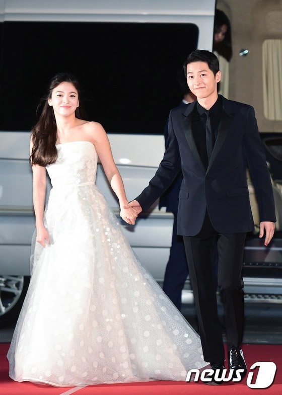 
Hình ảnh Song Joong Ki và Song Hye Kyo tay trong tay tại lễ trao giải Baeksang năm 2016 khiến các fan không khỏi thích thú trước sự đẹp đôi của cả hai.
