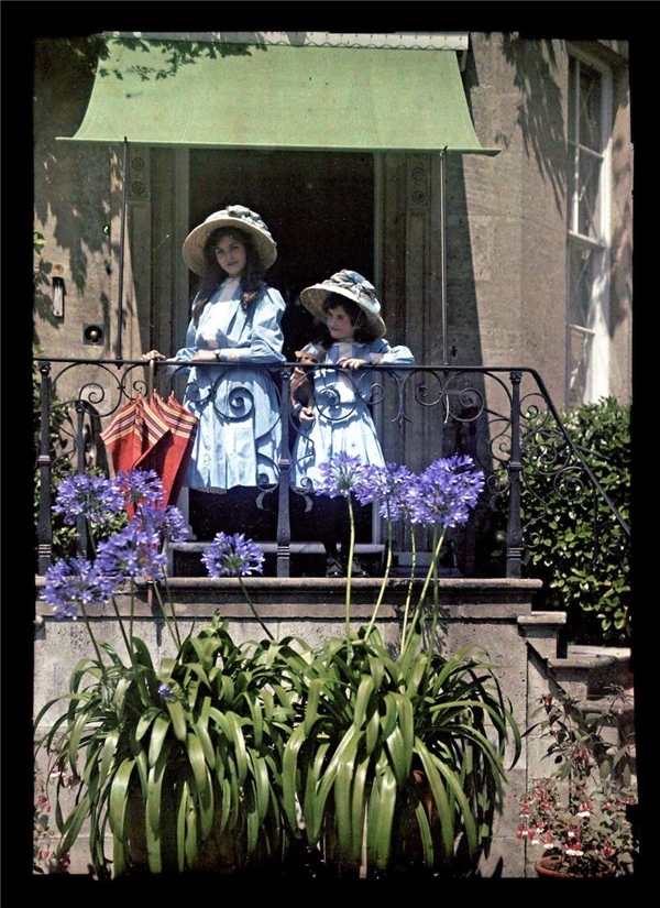 Cuộc sống yên bình và đầy màu sắc tại Tây phương trước khi Thế chiến thứ nhất nổ ra. Ảnh chụp vào năm 1908.