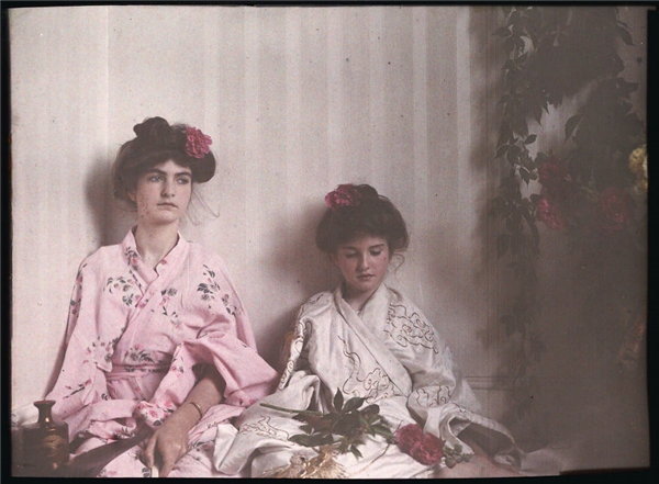 Không có những người tiên phong giai đoạn đầu như Auguste và Louis Lumière, những tiến bộ trong công nghệ nhiếp ảnh hiện đại sẽ không thể diễn ra. Đây là bức ảnh hai thiếu nữ phương Tây trong trang phục phương Đông, được chụp vào năm 1908.