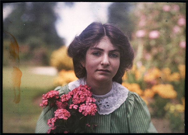 Kĩ thuật Autochrome Lumière mang lại chiều sâu tuyệt vời cho những tấm ảnh chân dung. Bức ảnh này được thực hiện bởi Etheldreda Janet Laing vào năm 1908.