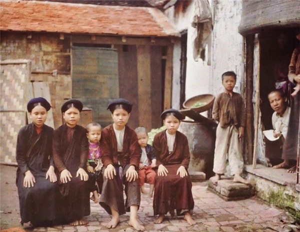 Trước kĩ thuật Autochrome Lumière, giới nhiếp ảnh chỉ chuộng sử dụng phương pháp chồng và sử dụng nhiều lớp kính màu để tạo ra ảnh màu. Bức ảnh về những thiếu nữ trong một gia đình khá giả tại Việt Nam cũng sử dụng phương thức này. Ảnh chụp vào năm 1915, thực hiện bởi Albert Kahn.