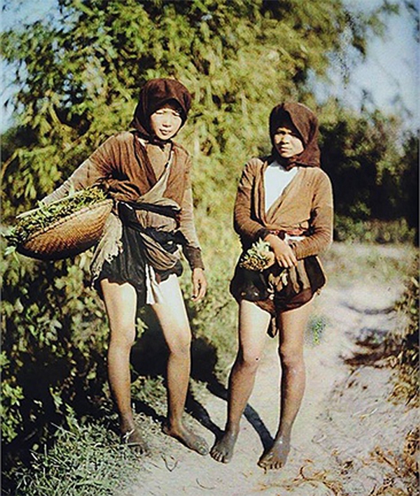Hình ảnh người phụ nữ Việt Nam sau khi lội ruộng cách đây hơn 100 năm. Ảnh được tạo nên bằng phương pháp chồng kính màu bởi Albert Kahn.