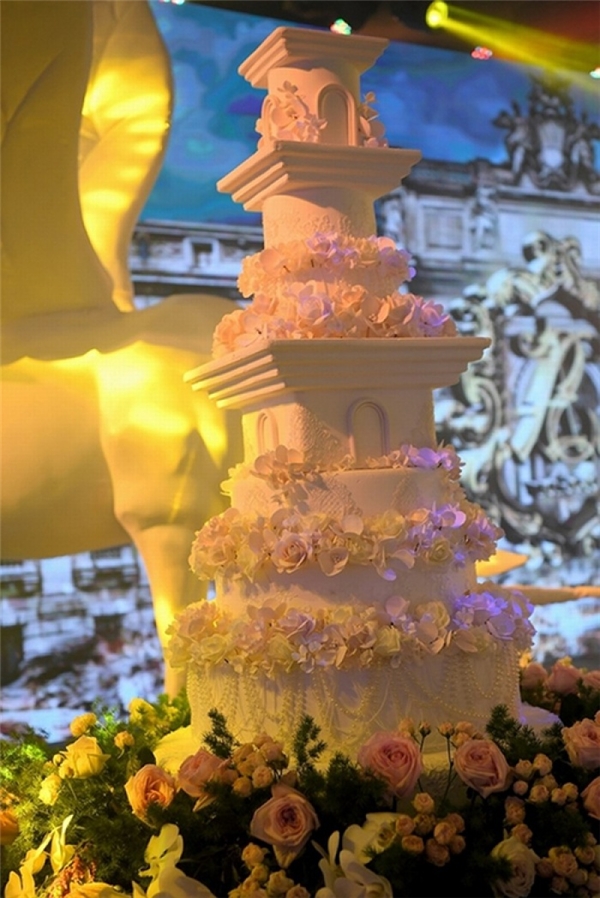 
Không gian tiệc cưới sang trọng với chiếc bánh cưới khổng lồ của cặp đôi Việt - Sang.