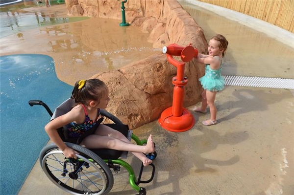 
Nơi đây có những trò vui chơi như một công viên nước bình thường nhưng nó được trang bị thêm những thiết bị tiện lợi cho người khuyết tật. 