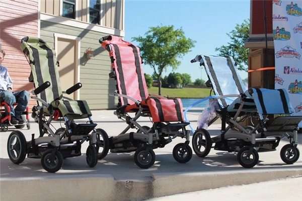 
Những chiếc xe lăn chống thấm nước luôn được bố trí khắp công viên để cả gia đình có thể ngồi nghỉ ngơi. Và nó hoàn toàn miễn phí.