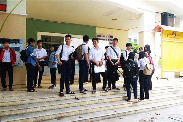 
Các bạn học sinh trong trang phục quần xanh áo trắng gọn gàng, có mặt đúng giờ tại địa điểm thi.