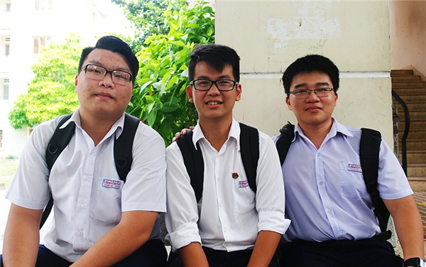 
Bạn Nguyễn Trọng Trương (giữa), học sinh trường THPT Nguyễn Văn Trỗi, Nha Trang.