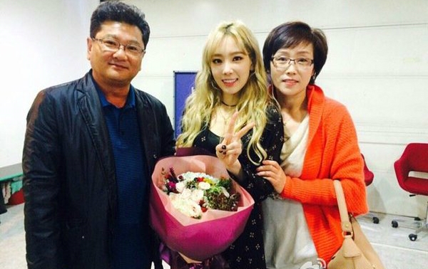 
Tae Yeon chụp hình cùng bố mẹ.