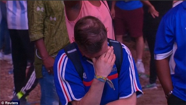 
Người đàn ông fan của tuyển Pháp đã rất đau lòng trước kết quả trận đấu.