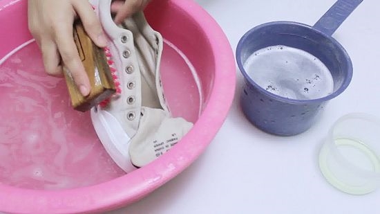 Không phải giày cứ hôi mới đem đi giặt, bạn cần vệ sinh nó thường xuyên.