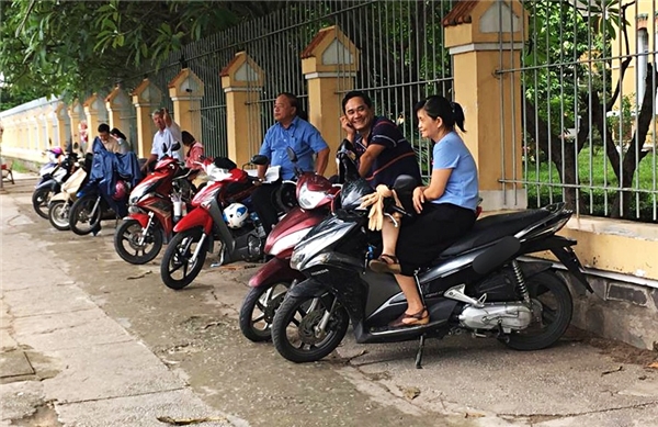 
Nhiều phụ huynh có con thi tại cụm thi THPT Nguyễn Thị Minh Khai, quận 3 dựng xe trên vỉa hè để chờ đợi (Ảnh: Thanh Hòa).