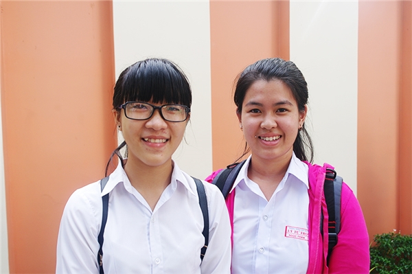 
Bạn Nguyễn Ngọc Phương Thùy (trái), học sinh trường THPT Lý Tự Trọng, Nha Trang.