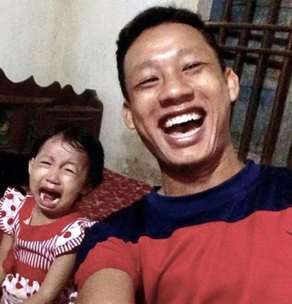 
Hai bố con thi thử xem ai khóc với cười to hơn nhé.