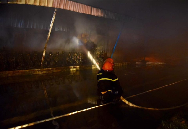 Cháy dữ dội ở khu công nghiệp Nội Bài, cột khói cao hàng trăm mét