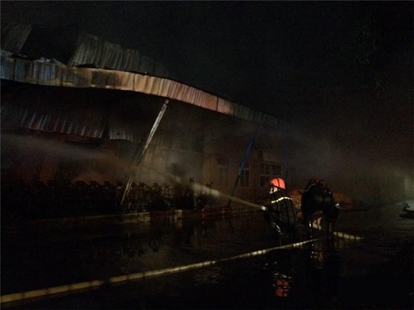 Cháy dữ dội ở khu công nghiệp Nội Bài, cột khói cao hàng trăm mét