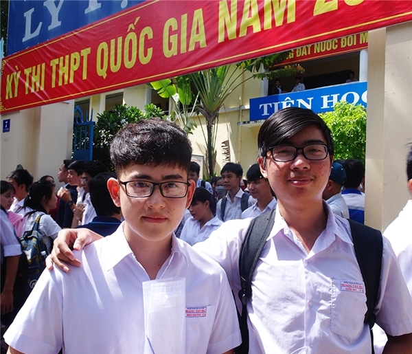 
Minh Nguyên (trái), học sinh trường THPT Hoàng Văn Thụ, một học sinh ra sớm.