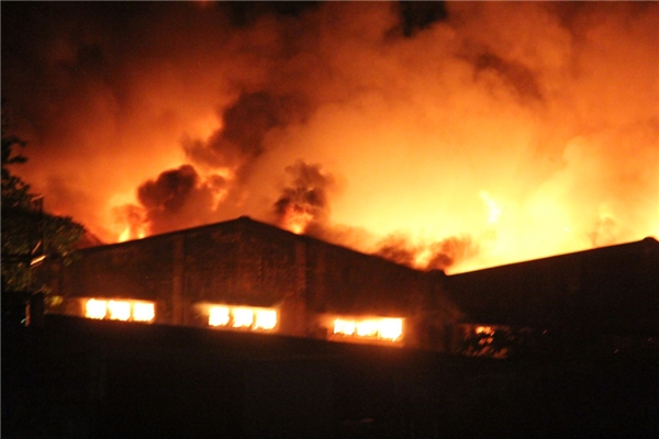 Loạt ảnh khủng khiếp về đám cháy lớn ở quận 4 TP HCM