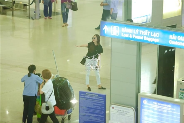 
Jessica rời khỏi máy bay và quyết định đi cổng thường để gặp fan.