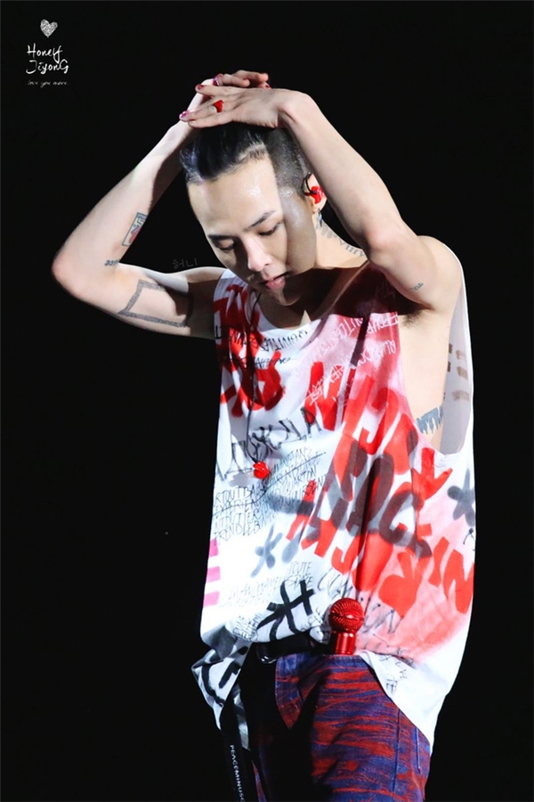 
Trong concert của mình, thủ lĩnh Big Bang xuất hiện với thân hình gầy gò khiến nhiều fan lo lắng.