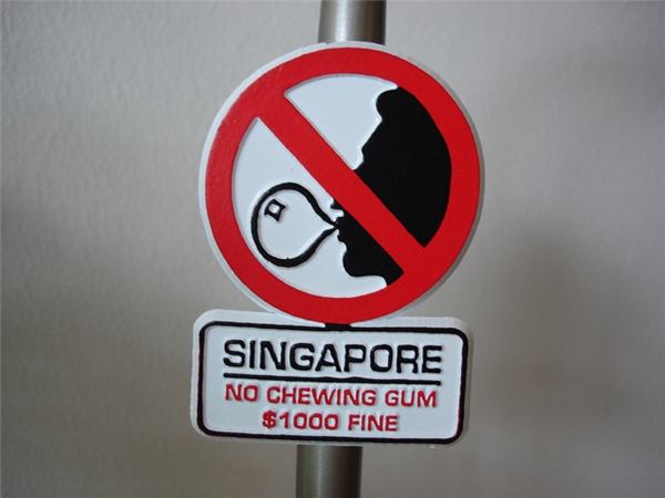 
Ở Singapore, kẹo cao su bị cấm, vì thế nhai kẹo cao su sẽ bị phạt rất nặng.