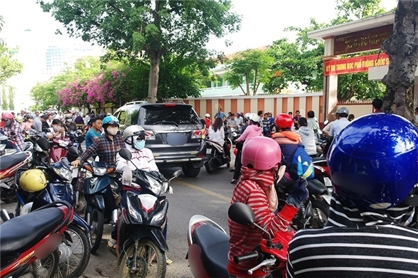 


Giao thông gần như tê liệt trên tuyến đường chạy ngang qua trường THPT Nguyễn Văn Trỗi, Nha Trang. (Ảnh: Duy Anh)