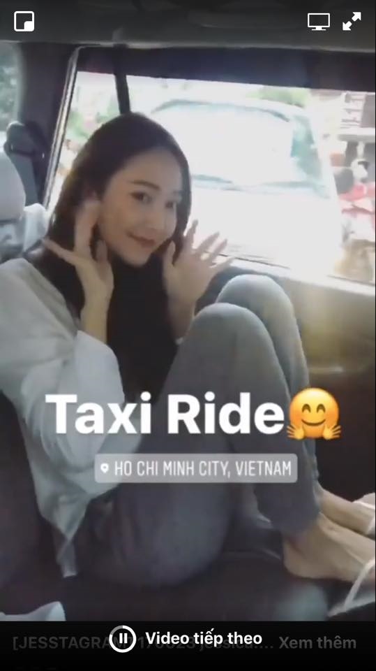 
Trước đó, Jessica cũng cập nhật Story trên Instagram khoe rằng mình đang trên taxi. Các fan không thể bật cười trước đôi dép tông của cô nàng.