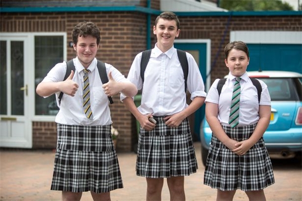 Nam sinh ở Anh mặc váy đến trường trong những ngày nóng kỉ lục