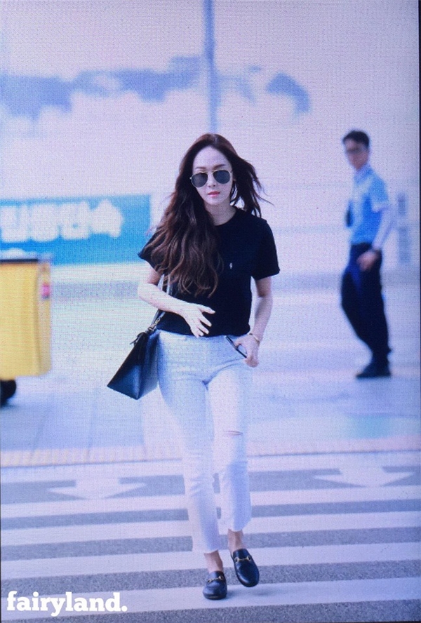 
Jessica có mặt từ sớm tại sân bay để chuẩn bị cho chuyến lưu diễn tại Việt Nam.