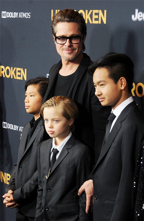 
Brad Pitt nhìn âu yếm cậu con trai Maddox.
