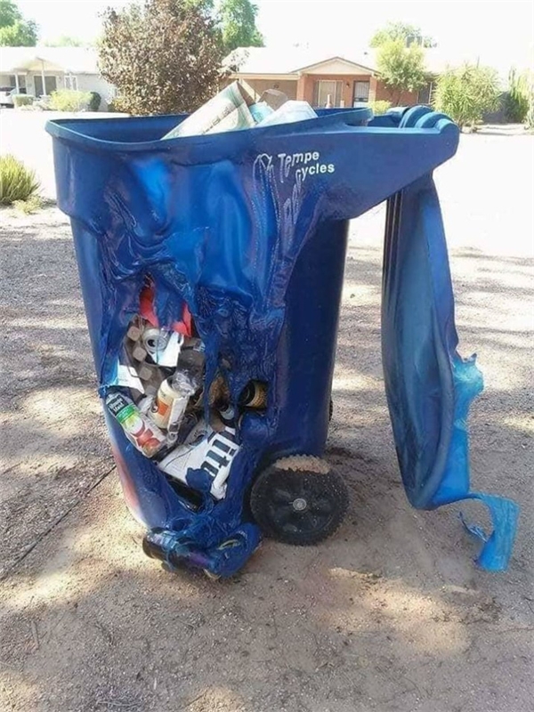 
Chiếc thùng rác cũng tan chảy thực sự