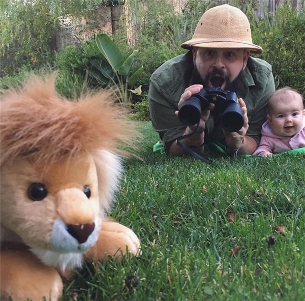 
Sư tử "đáng sợ" lắm phải không con gái!