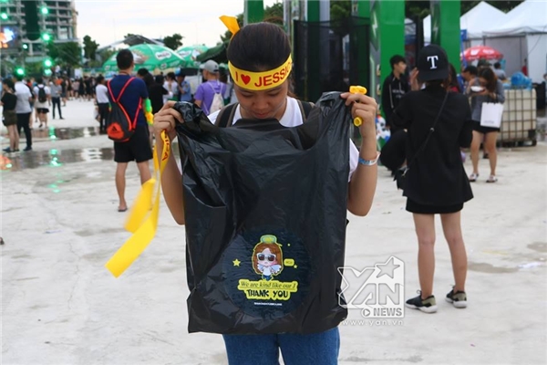 
Các fan còn có một nghĩa cử cao đẹp khi chuẩn bị một túi rác bảo vệ môi trường bên trên có logo cũng như khẩu ngữ ủng hộ Jessica.