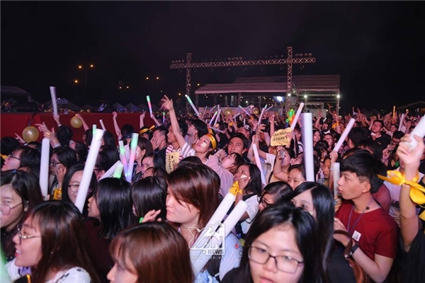 
Có thể thấy sự kiện lần này đã thu hút một lượng lớn người hâm mộ tới tham dự và ai cũng đang chờ đón sự xuất hiện của Jessica trên sân khấu.