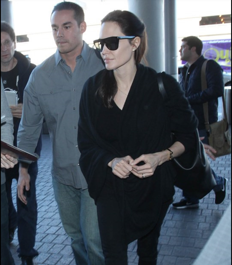 
Vệ sĩ của Angelina Jolie cũng thu hút rất nhiều ánh nhìn của người hâm mộ mỗi khi xuất hiện.