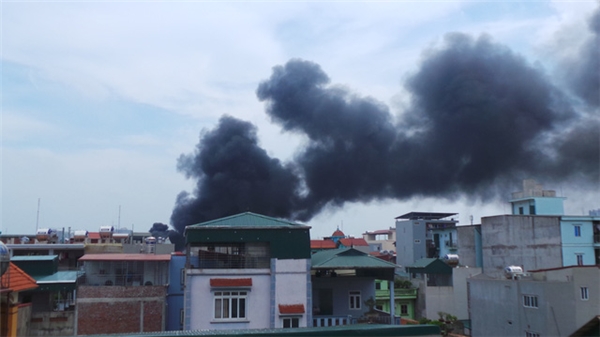 Cháy lớn tại xưởng tái chế đồ nhựa tại Hà Nội