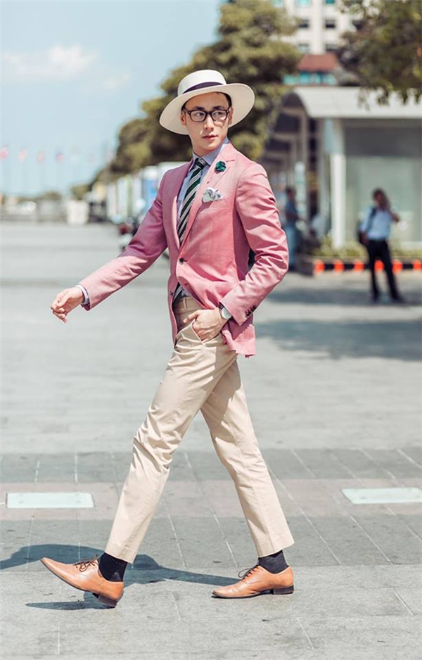 
Vest hồng lịch lãm phối cùng quần tông kem cũng không làm Rocker Nguyễn kém đi vẻ điển trai.