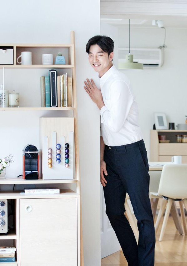 
Không chỉ có cà phê, gương mặt thân thiện cùng nụ cười ấm áp của Gong Yoo cũng rất được lòng các thương hiệu nội thất và cả mỹ phẩm.