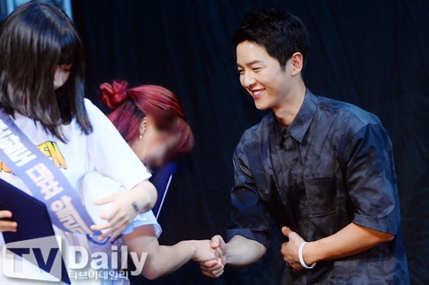 
Song Joong Ki tươi cười giao lưu và bắt tay với người hâm mộ tại buổi quảng bá phim.
