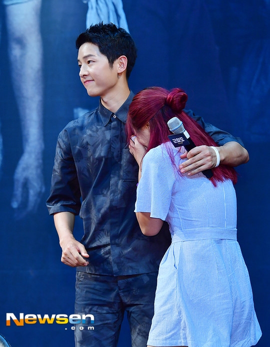 
Một fan nữ không khỏi xúc động khi được giao lưu cùng Soong Jong Ki trên sân khấu.