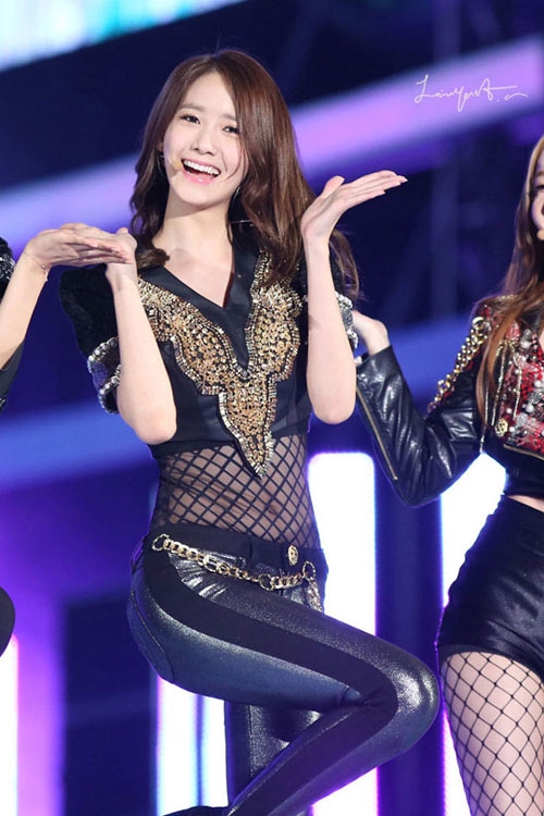 
Vòng eo không một chút mỡ thừa giúp Yoona tỏa sáng trên sân khấu.