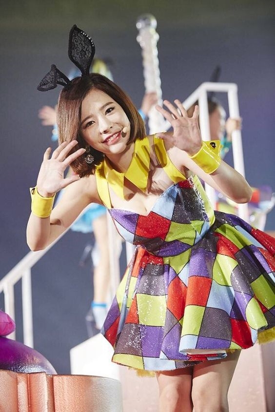 
Với vóc dáng nhỏ nhắn, Sunny trông thật đáng yêu trong những bộ váy xòe công chúa.