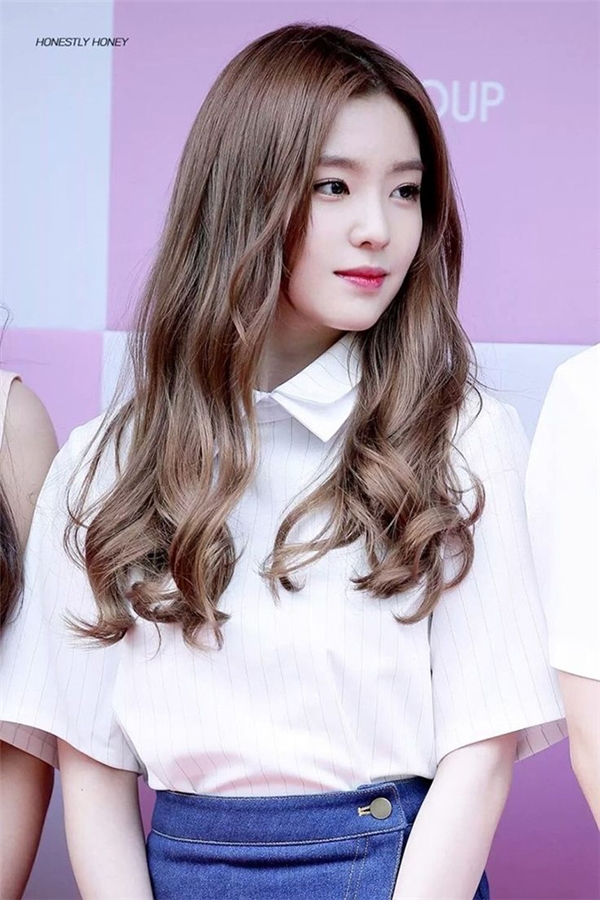
Tóc nâu xoăn gợn sóng nhẹ giúp tôn nên làn da trắng hồng không tì vết của "nữ thần" Kpop thế hệ mới nhà SM.