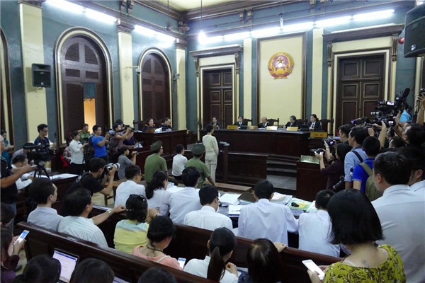 
Quang cảnh phiên xử ngày 27.6, tại phiên xử này, nhân chứng Nguyễn Mai Phương được phép tham gia phiên tòa từ phòng kín( Ảnh: Thanhnien)